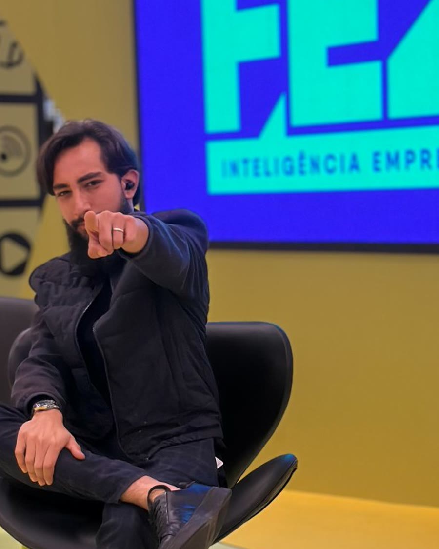 Jhonattan Itiuba no palco da Feira do Empreendedor
